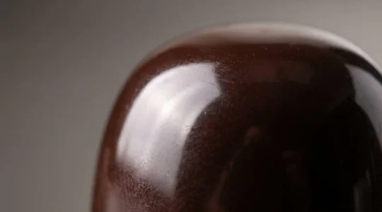 Chocolat de couverture brillant et reflet miroir parfait obtenu sans tempéreuse professionnelle