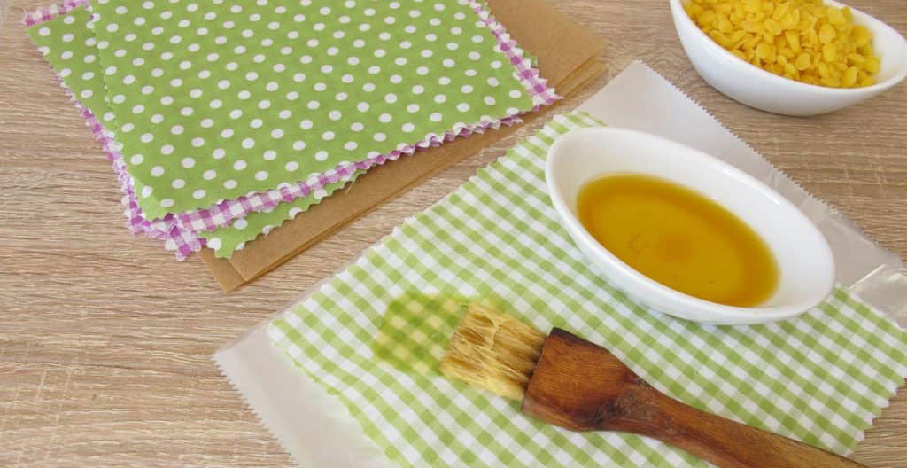 Professionnel de la restauration vu de dos manipulant un bol à salade pour le remplir, geste naturel de travail dans une cuisine professionnelle moderne en France